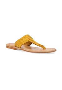 Gul vævet lædersandal med flad sål, der har en toe post for støtte og et enkelt design uden forskønnelse.