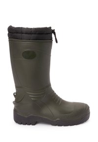 Bota de goma verde con parte superior texturizada, puntera reforzada y puño acolchado negro. Presenta un cordón para un ajuste ajustable.