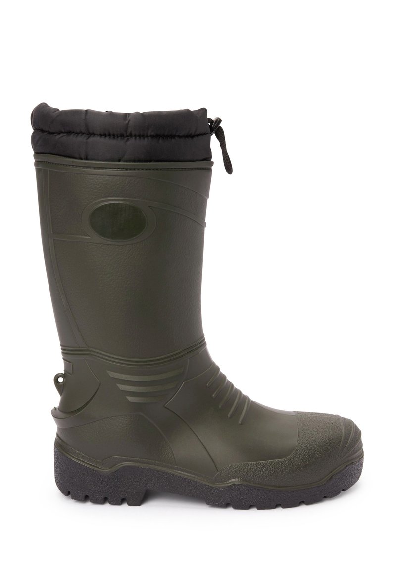 Bota de goma verde con parte superior texturizada, puntera reforzada y puño acolchado negro. Presenta un cordón para un ajuste ajustable.