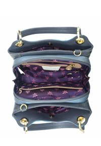 Blauwe leren handtas met gouden hardware, met meerdere interieurcompartimenten bekleed met paarse stof versierd met bloemmotieven.
