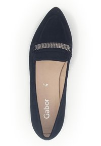 Chaussure plate en daim noir avec un bout pointu, dotée d'un accent en métal argenté et d'une doublure intérieure lisse. Nom de la marque "Gabor" visible à l'intérieur.