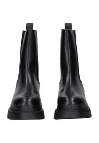 Botas de cuero negro hasta el tobillo con un acabado suave, paneles laterales elásticos y una suela de goma gruesa con dibujos estriados para un mejor agarre.