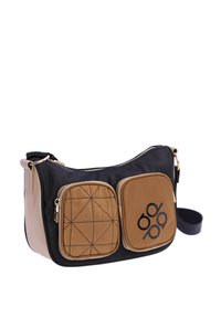 Bolso rectangular de hombro en nylon negro con acentos en color beige, que cuenta con dos bolsillos frontales; uno acolchado con un patrón geométrico y logo.