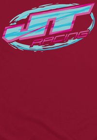 Bordové látka s grafickým designem, na kterém je nápis "JT Racing" v tyrkysové a růžové barvě, uzavřený do akcentu v podobě kruhového štětce.