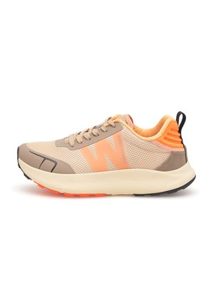 Zapatillas deportivas beige con parte superior de malla, detalles en naranja y suela negra. Presentan un logo prominente "W" y detalles texturizados en el talón.