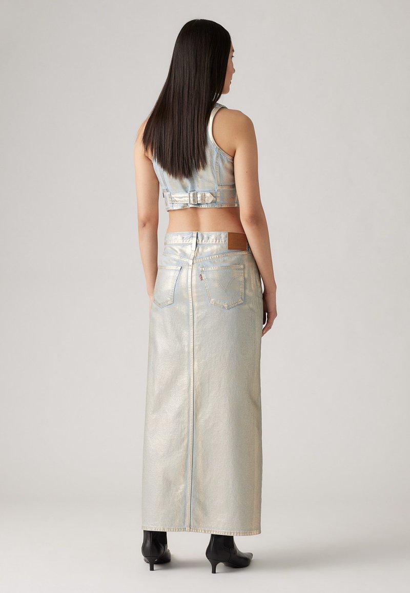 Metallisch hellblaues Denim-Zwei-Teile-Outfit mit einem kurzen Oberteil mit verstellbaren Trägern und einem passenden langen Rock mit Gesäßtaschen.