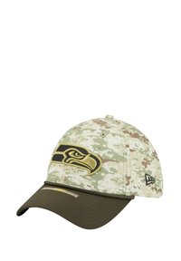 Tarnmuster-Cap in Grün-, Braun- und Beigetönen, mit einem erhabenen gelb-schwarzen Emblem auf der Vorderseite. Geschwungener dunkler Schirm.