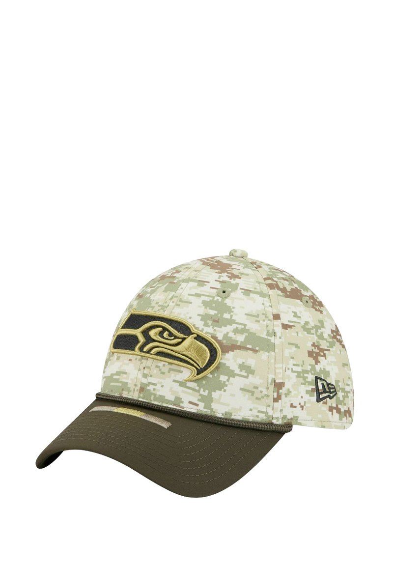 Tarnmuster-Cap in Grün-, Braun- und Beigetönen, mit einem erhabenen gelb-schwarzen Emblem auf der Vorderseite. Geschwungener dunkler Schirm.