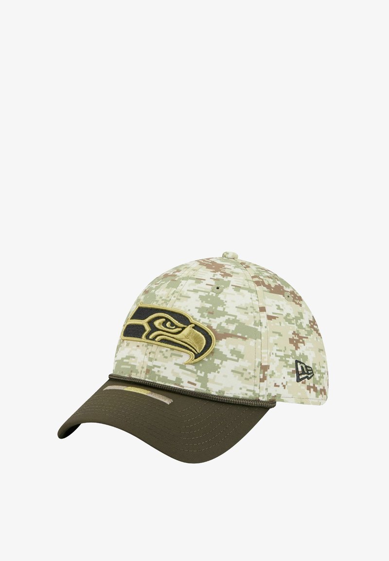 Tarnmuster-Cap in Grün-, Braun- und Beigetönen, mit einem erhabenen gelb-schwarzen Emblem auf der Vorderseite. Geschwungener dunkler Schirm.