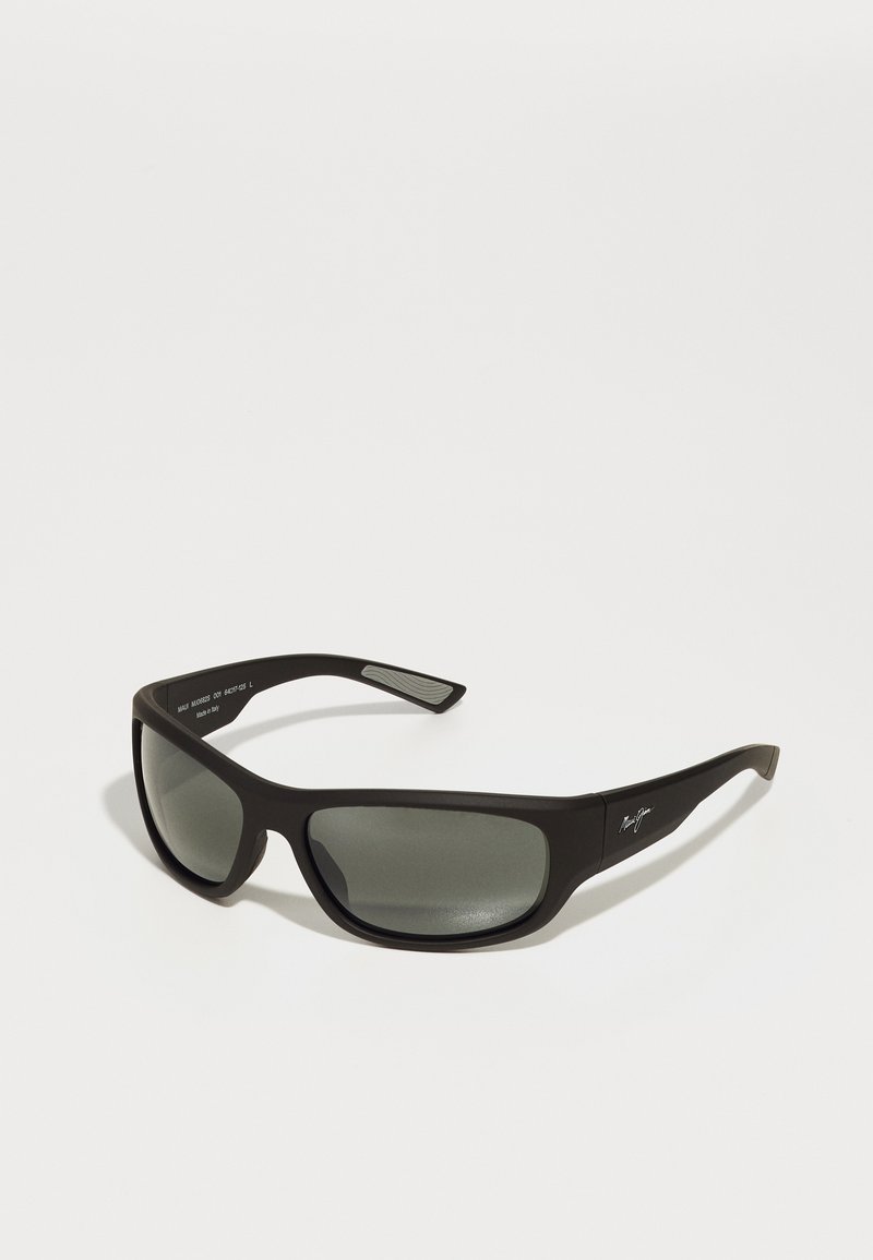 Mustad prillid matte pinnaga, halli varjundiga läätsed, laiad raamid ja tagasihoidlik brändimine külgedel. Aero짐 pori రైతுरே design with sleek temples.