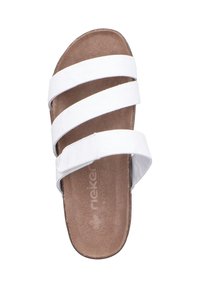 Witte leren slide sandaal met drie brede banden, een gevormde bruine voetbed en een minimalistisch ontwerp. Zachte textuur zonder versieringen.