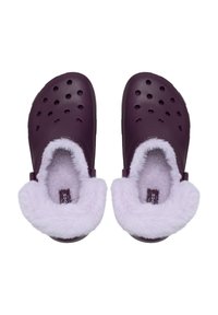 Fioletowe klompy z miękkim liliowym futerkiem. Posiadają otwory wentylacyjne na górze oraz teksturowaną podeszwę dla lepszej przyczepności. Łatwe do zakładania, z tylnymi paskami.