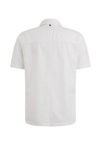 Camisa blanca de manga corta hecha de un tejido ligero, con cuello abotonado, dobladillo recto y un pequeño detalle del logo en la parte de atrás.