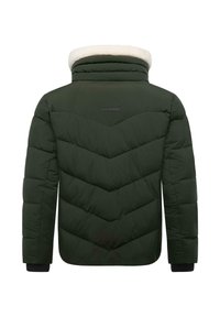 Žalias paminkštintas švarkas su chevrono raštu, puriu baltu apykakle ir juodomis rankovėmis. Yra logotipo pleistras ant viršutinės nugaros dalies.