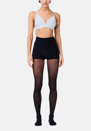 Hellblauer Bralette mit dreieckigem Design, schwarze hochgeschnittene Shorts und durchsichtige schwarze Strumpfhosen. Glatte Textur, minimaler Hardwareeinsatz und einfacher Stil.