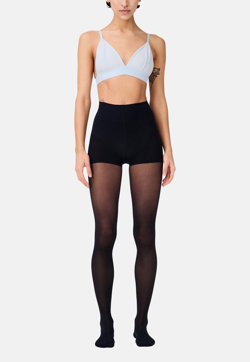 Bralette azzurro chiaro con design triangolare, pantaloni corti neri a vita alta e collant neri trasparenti. Texture liscia, minimo utilizzo di accessori e stile semplice.