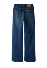 Temno modre jeans hlače z ravnimi hlačnicami, prikazane od zadaj, z dvema žepoma na rjuhi in rjavim usnjenim označevalcem blagovne znamke na pasu.