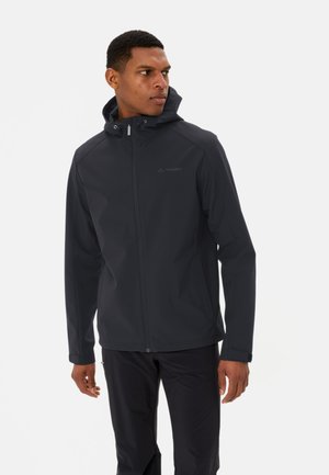 Schwarze wasserdichte Jacke mit verstellbarem Kapuzen, Frontreißverschluss, glatter Textur und reflektierendem Logodetail auf der linken Brust.