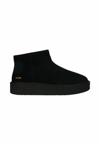 Botines de ante negro con suela de goma texturizada en negro y un acento de logo dorado. Diseño sencillo con punta redonda y caña de altura media.