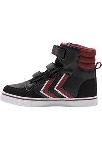 Sorte høye sneakers med glatt lær og polstret stoffforing. Har burgunder og hvite chevron-accents, og doble borrelåsremmer.