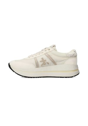 Weißer Low-Top-Sneaker mit beigen Akzenten, Schnürverschluss, strukturierter Ferse und dicker Sohle mit schwarzer Laufsohle, seitlich gezeigt.