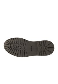 Suola di scarpa in gomma nera con motivo di battistrada rialzato, caratterizzata da scanalature e piccoli accenti circolari. Marcata con "wojas" e taglia "42".