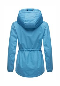 Svijetloplavi vanjski kaput s kapuljačom, strukom na izvlačenje i elastičnim manžetama. Glatka tekstura i dizajn strukiranja na leđima.