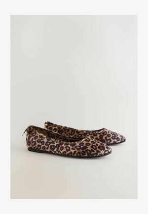 Baleríny s leopardím vzorem z látky, s kulatou špičkou, černou gumovou podrážkou a malou mašlí na patě.