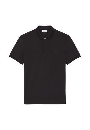 Sort kortærmet polo med krave, to knapper og diskret broderet logo på venstre bryst.