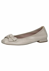 Beige Leder Ballerina mit einer Schleifendetail an der Zehe, runder Form, glatter Textur und einem niedrigen, rechteckigen Absatz.