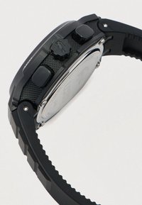 Μαύρο αθλητικό ρολόι χειρός με υφασμάτινα κουμπιά και ραβδωτό σιλικονούχο λουράκι, εμφανίζεται από την πλευρά και την πίσω όψη σε λευκό φόντο.