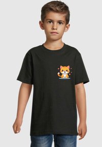 Sort bomulds t-shirt med et cartoon-tryk af en orange kat på brystet. Korte ærmer, rund hals, afslappet pasform.
