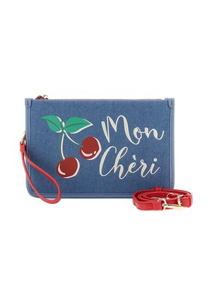 Niebieska kopertówka z denimu z czerwonym nadrukiem czereśni, białym napisem "Mon Chéri", czerwonym paskiem na nadgarstek oraz odpinanym czerwonym paskiem na ramię obok niej.
