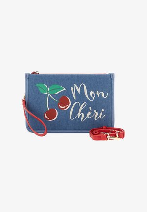 Blå denim clutch med rød kirsebærgrafik, hvid "Mon Chéri" tekst, rødt håndledsrem og aftagelig rød skulderrem ved siden af.