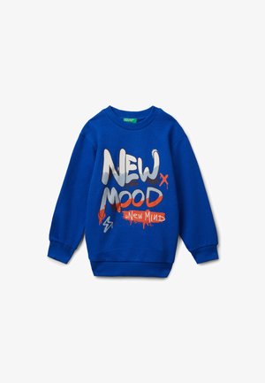 Sudadera de manga larga azul con texto en estilo graffiti "NUEVO ÁNIMO Nueva Mente" en blanco, gris, rojo y naranja en la parte delantera.