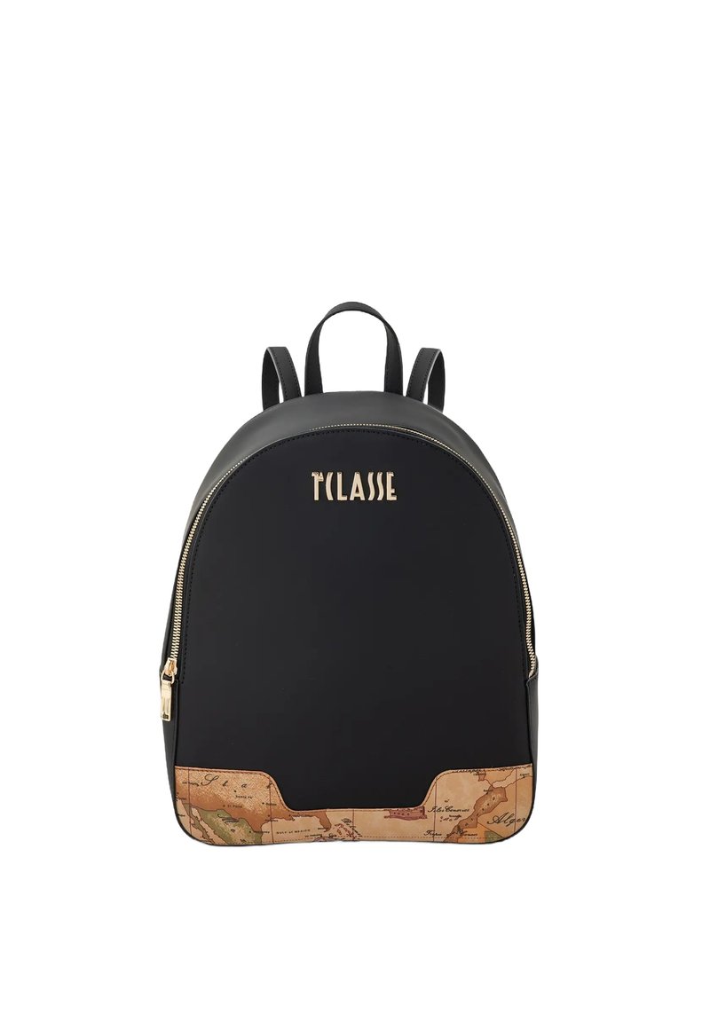 Zaino in similpelle nera con dettagli dorati e fondo stampato con motivo mappa testurizzato. Presenta una forma arrotondata e chiusura con cerniera. Due spallacci regolabili.