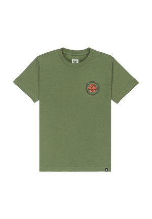 Olijfgroene katoenen t-shirt met een circulair logo op de linkerborst, voorzien van zwarte tekst en een rode accentkleur. Korte mouwen, standaard pasvorm.