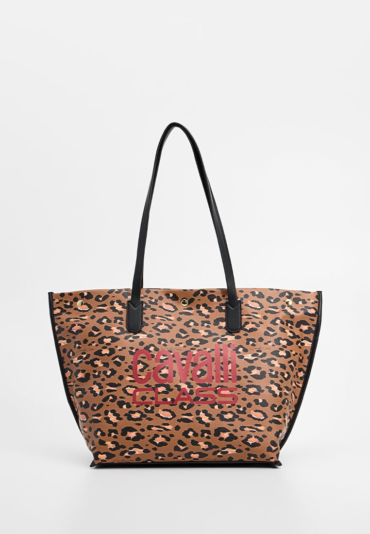 Torebka tote w panterkę wykonana z fakturowanego materiału syntetycznego. Posiada czarne uchwyty oraz wyrazisty czerwony logo "Cavalli Class" z przodu.