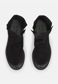Botines de ante negro con un diseño suave y plegado, que presentan un ligero brillo y una suela de goma cosida. La etiqueta interior dice "Felm."