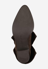Stivaletto in suede marrone con punta affusolata e suola in gomma liscia. Presenta un design ripiegato e dettagli minimi. Taglia 36 marcata.