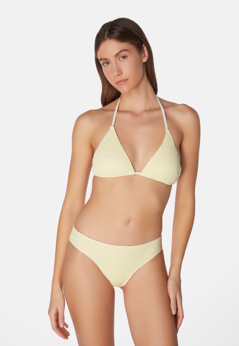 Geel gestructureerd bikini met een driehoekige top en bijpassende low-rise slipjes. Het materiaal lijkt zacht te zijn met een subtiel patroon en verstelbare bandjes.