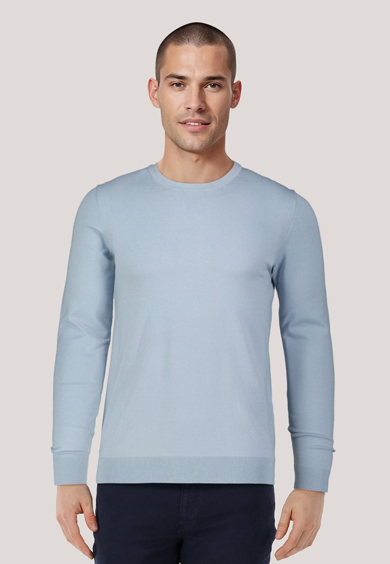 Hellblauer Strickpullover mit rundem Ausschnitt, langen Ärmeln und gerippten Bündchen, aus einem weichen Stoff mit glatter Textur.