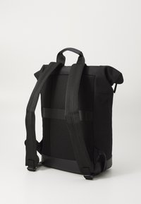 Mochila negra con panel trasero de malla, correas ajustables y cierre tipo roll-top. Presenta un diseño elegante y minimalista. Material duradero.