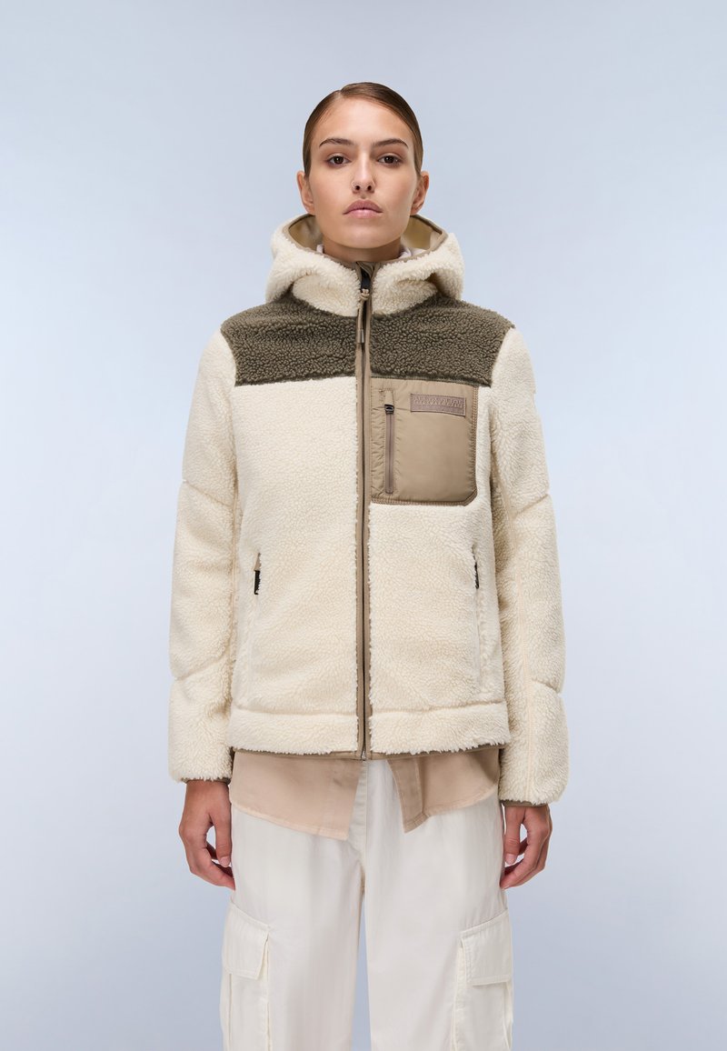 Chaqueta de forro polar en tonos crema y beige con capucha, que presenta una sección superior texturizada, un bolsillo en el pecho y dos bolsillos laterales con cremallera.