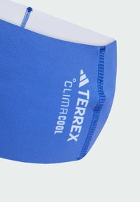 Modré sportovní šortky s technologií ClimaCool, s bílým prošitím a logem na boku. Hladká látka a přiléhavý střih.