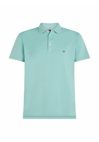 Polo shirt azzurro chiaro in cotone, con colletto, chiusura con bottoni, maniche corte e un piccolo logo sul lato sinistro del petto.