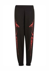 Sorte joggebukser med røde abstrakte graffiti mønstre på sidene, elastisk midjebånd og mansjetter ved anklene for en tettsittende look.