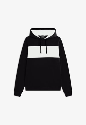 Sudadera negra con una franja horizontal blanca en el pecho. Presenta una capucha con cordones y puños y dobladillo acanalados. Textura de tela suave.