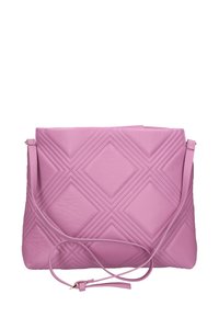 Borsa a tracolla in pelle rosa con motivo a diamante trapuntato, forma rettangolare piatta e una singola tracolla regolabile. Nessun accento hardware visibile.