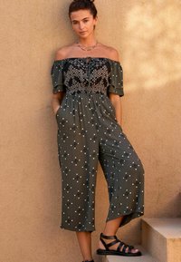 Next OFF SHOULDER - Buksedragter - khaki green woodblock